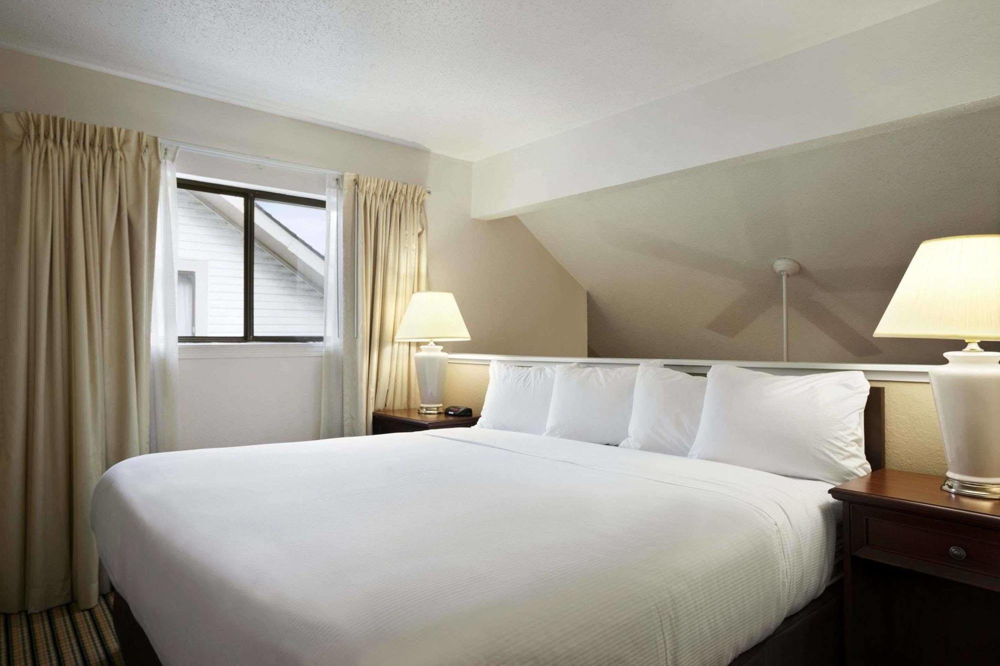 Hawthorn Suites Of Трой Екстер'єр фото