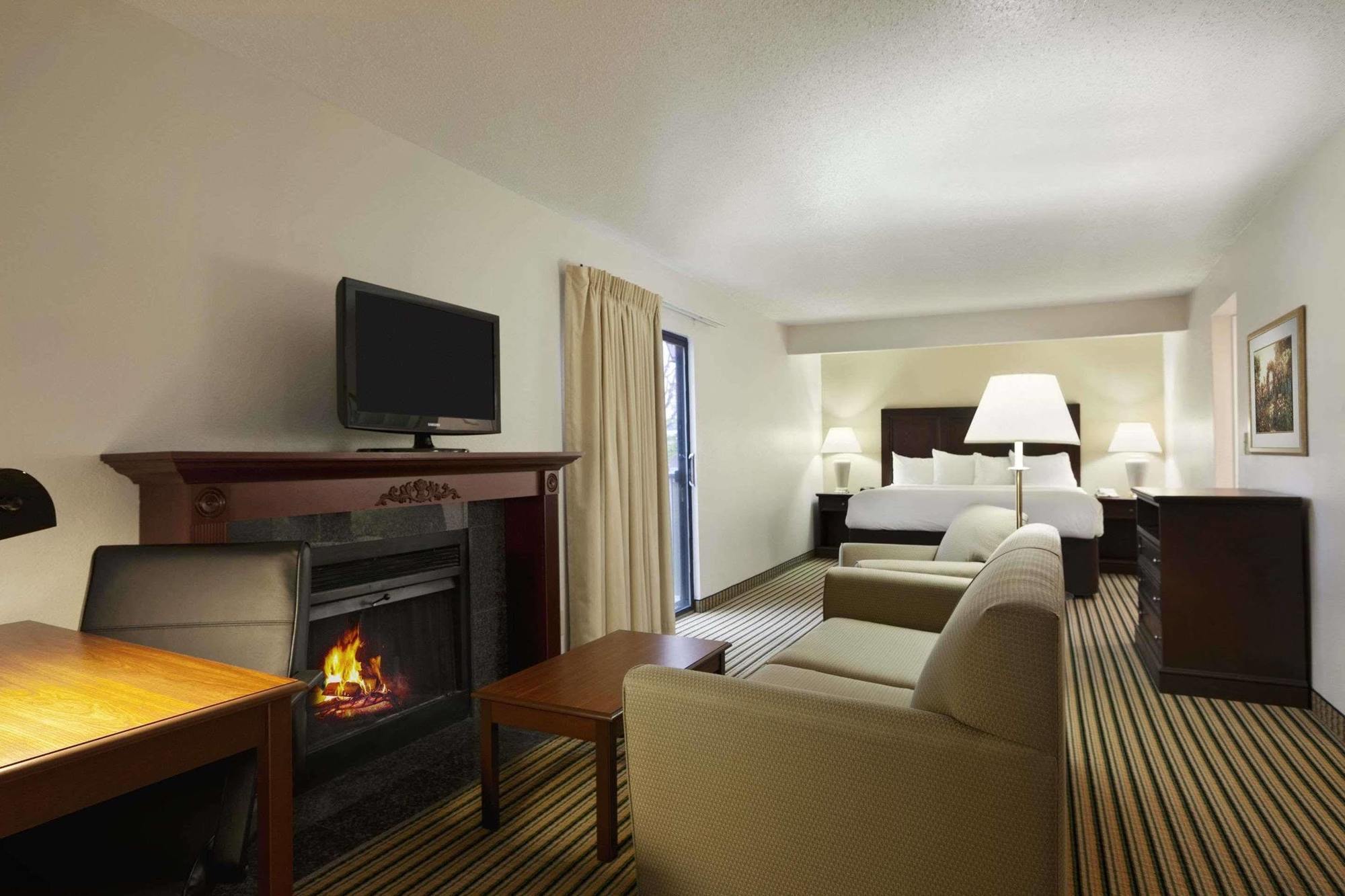 Hawthorn Suites Of Трой Екстер'єр фото