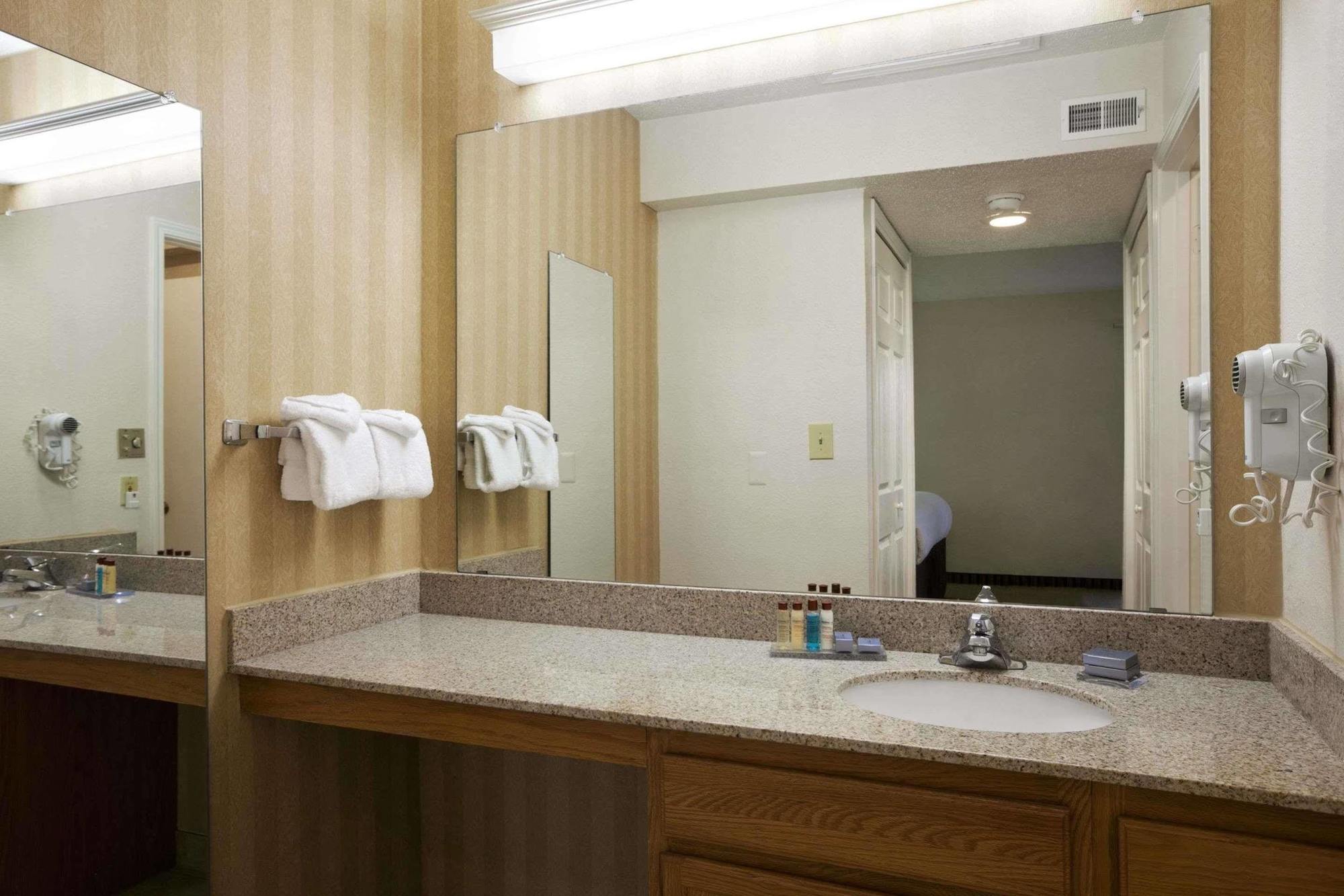 Hawthorn Suites Of Трой Екстер'єр фото