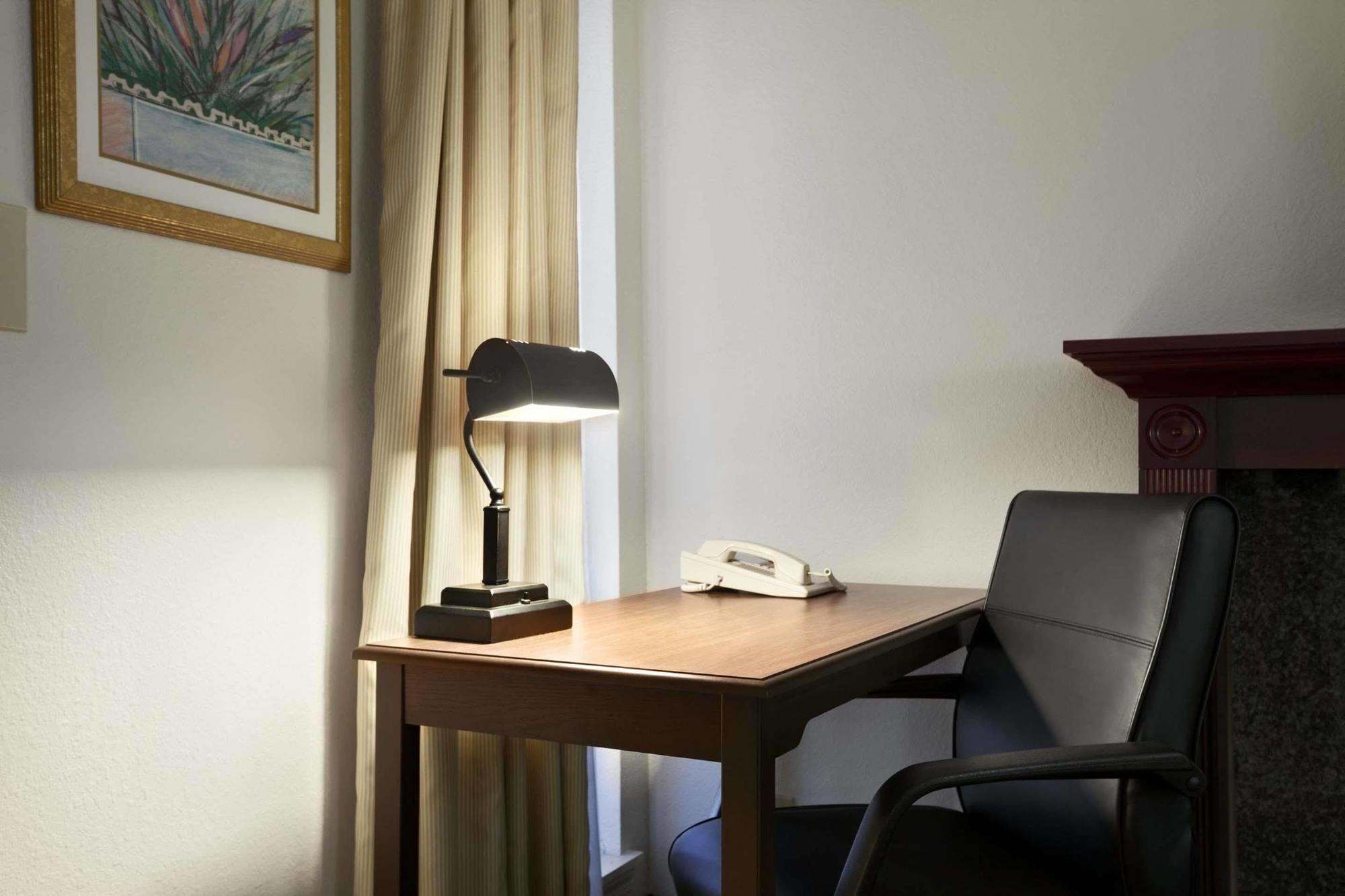 Hawthorn Suites Of Трой Екстер'єр фото